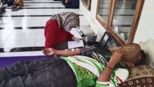 Salah satu warga yang ikut donor darah